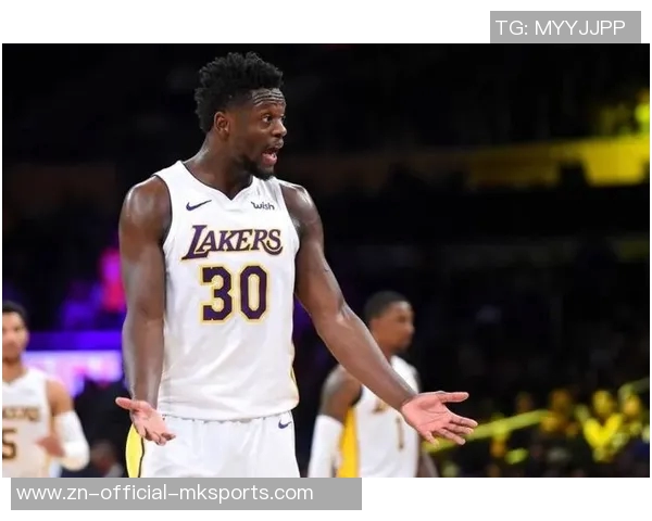 兰德尔上半场表现出色10投6中贡献15分3篮板3助攻数据全面